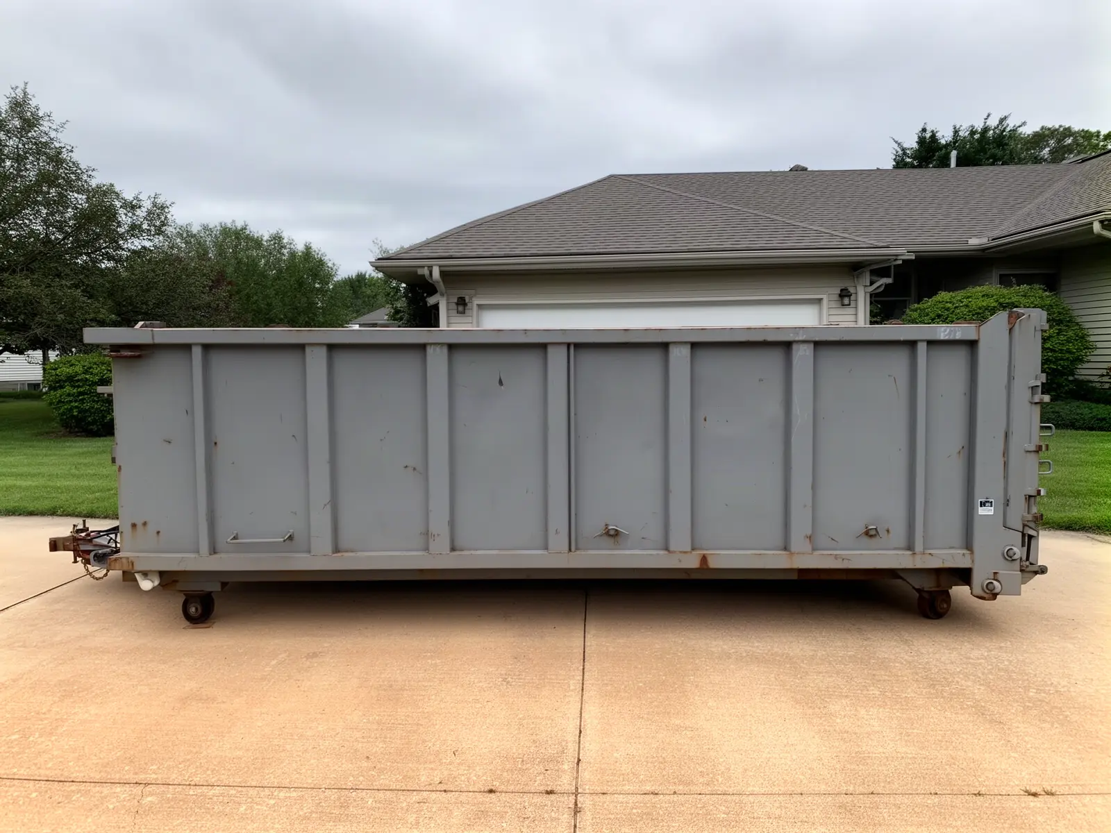 Roll-off dumpster from Ridgeline Dumpster Rentals in Folsom, CA
